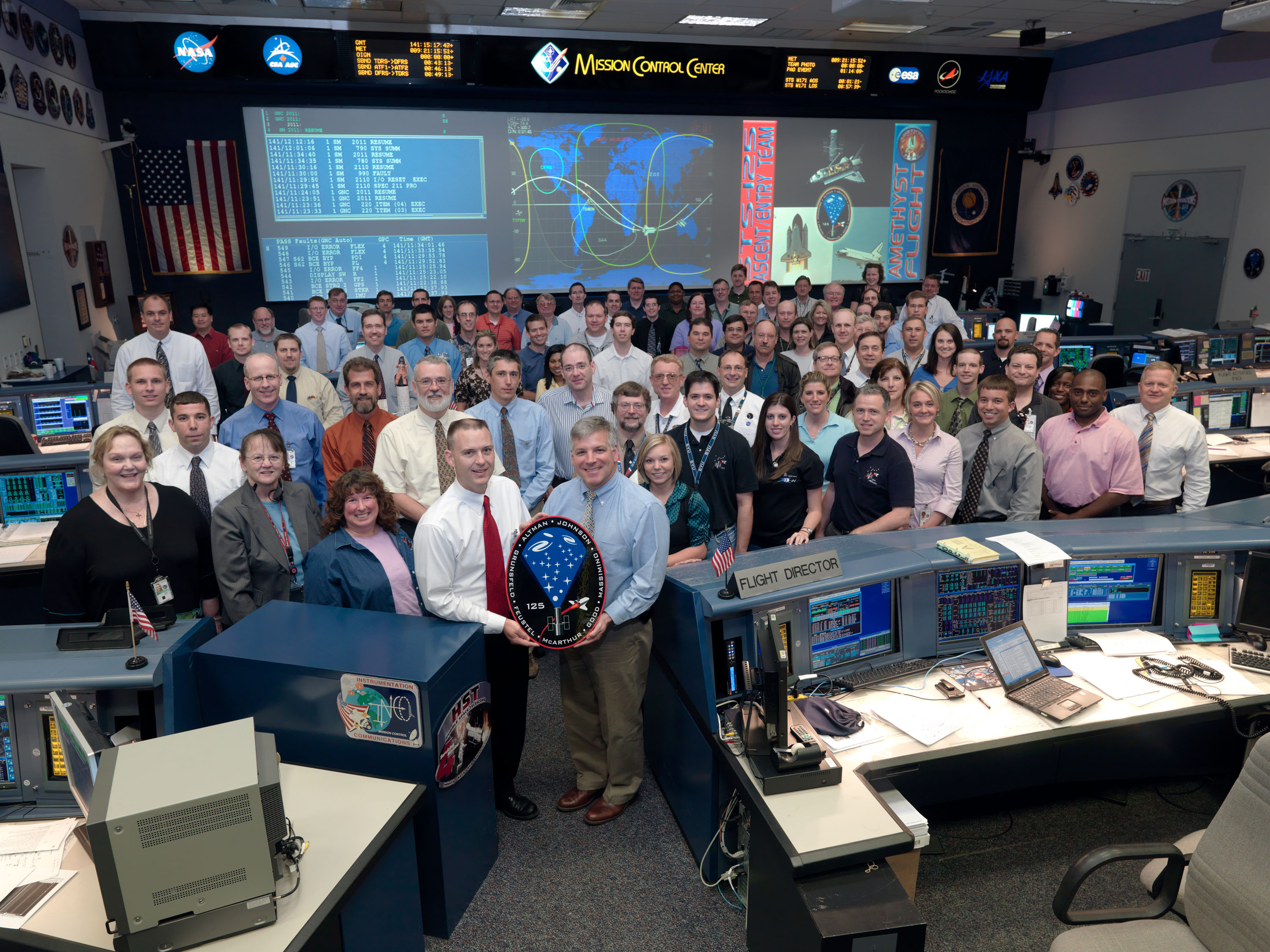 Group photo in mission control for STS-125